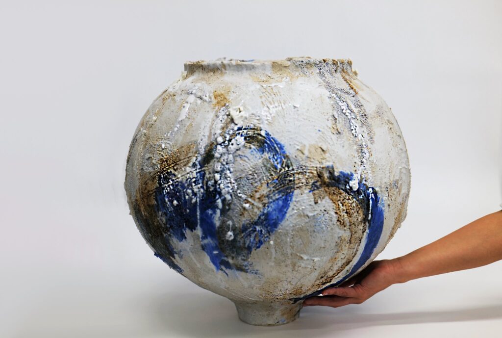 Jane-Yang-DHaene_Ceramic-Artist_Moon-Jar_Korean-Ceramic-Tradition_Art-Formes